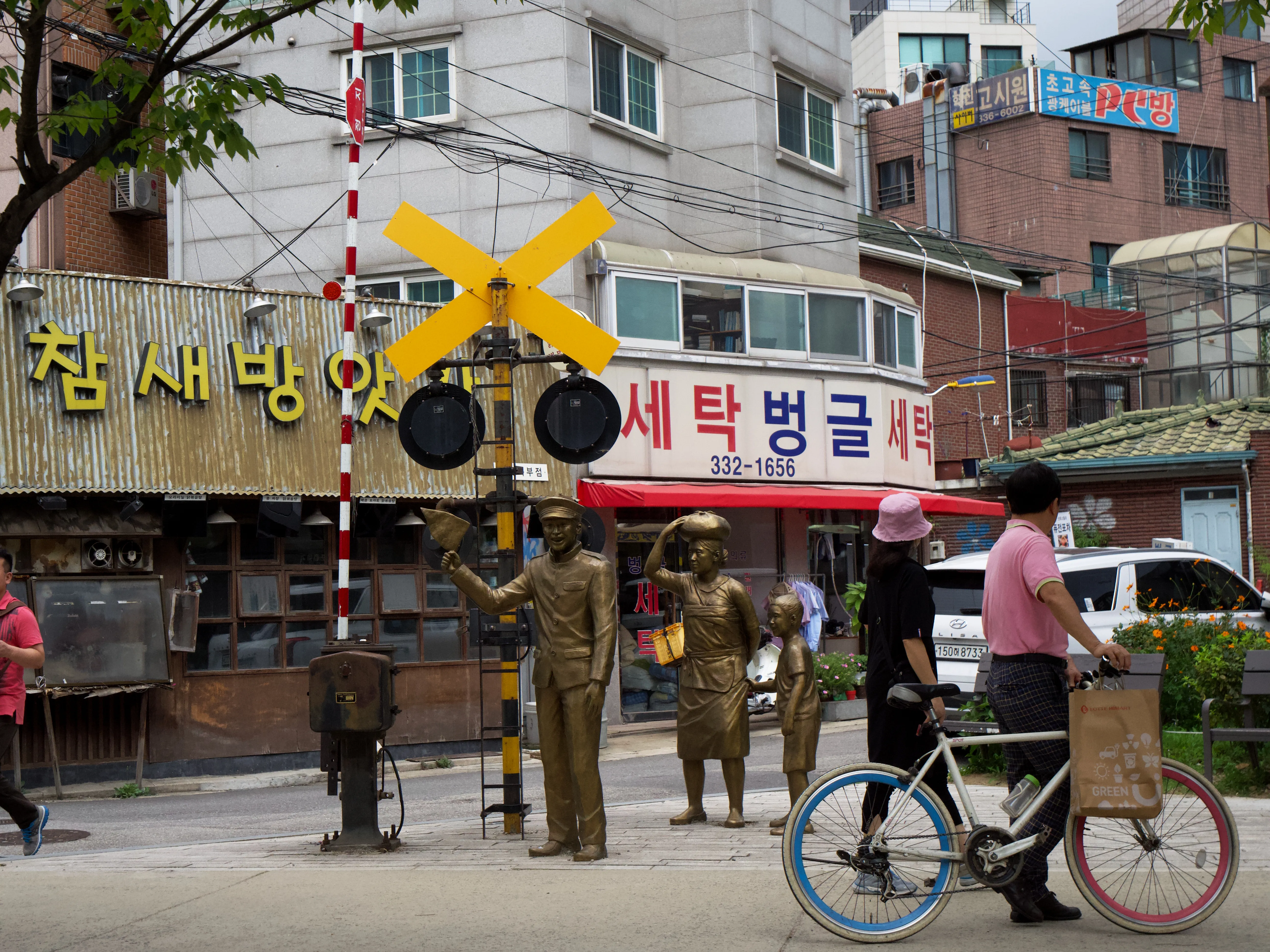 Roaming The Streets Gallery - Picture 8